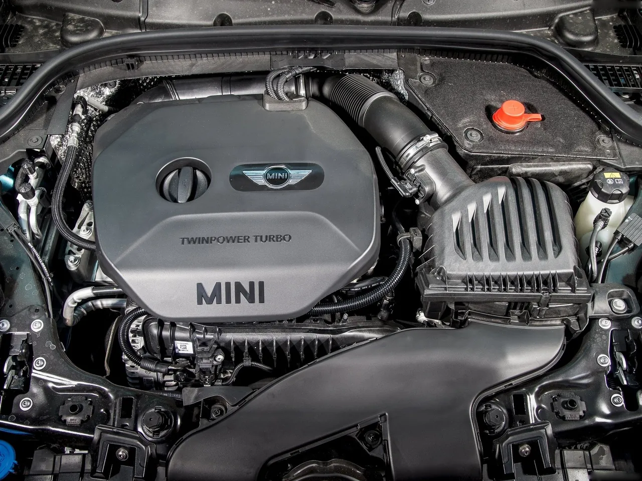 Mini Convertible [UK] (2016) – motorový prostor