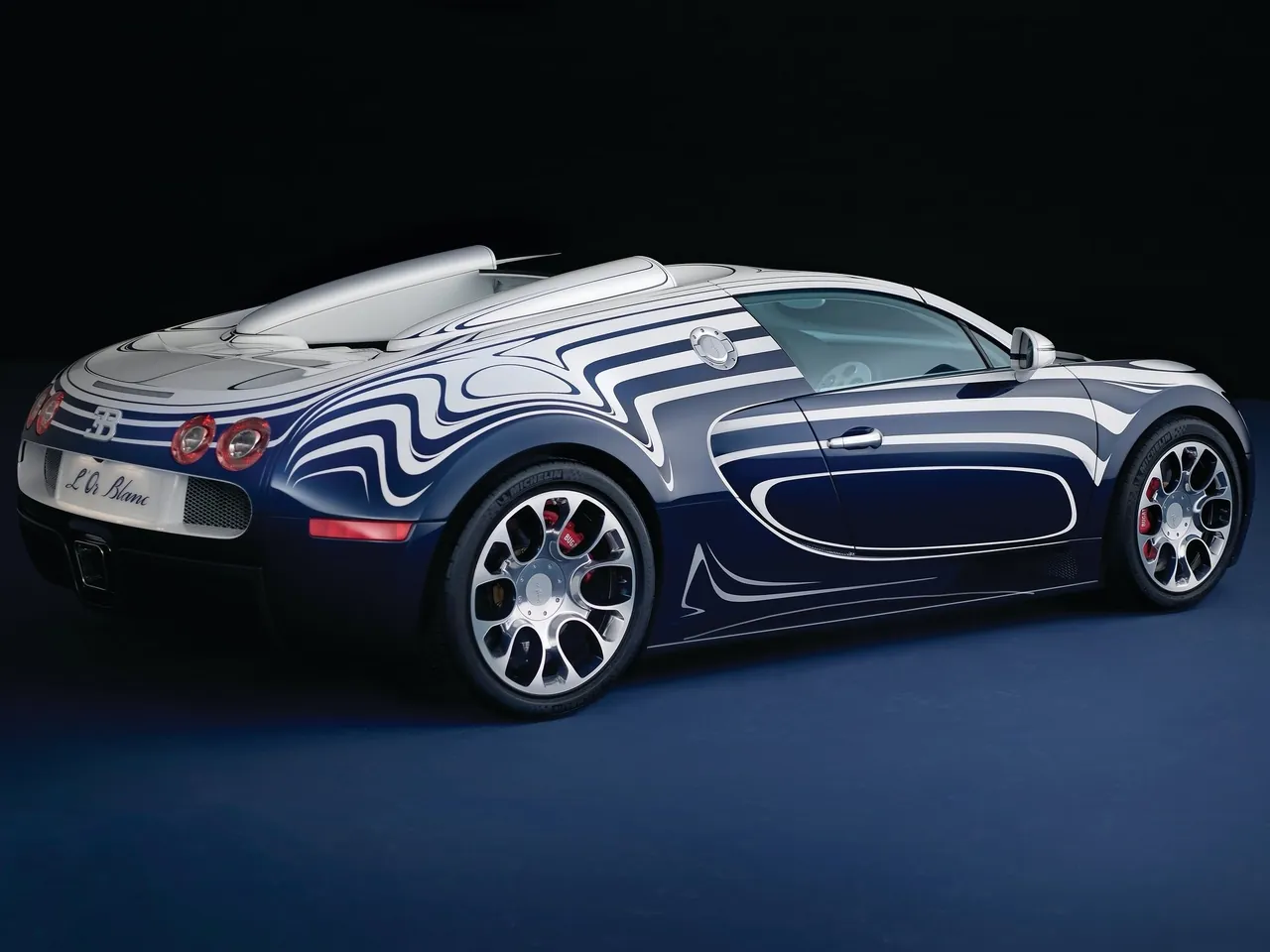 Bugatti Veyron Grand Sport LOr Blanc (2011) – zadní tříčtvrteční pohled