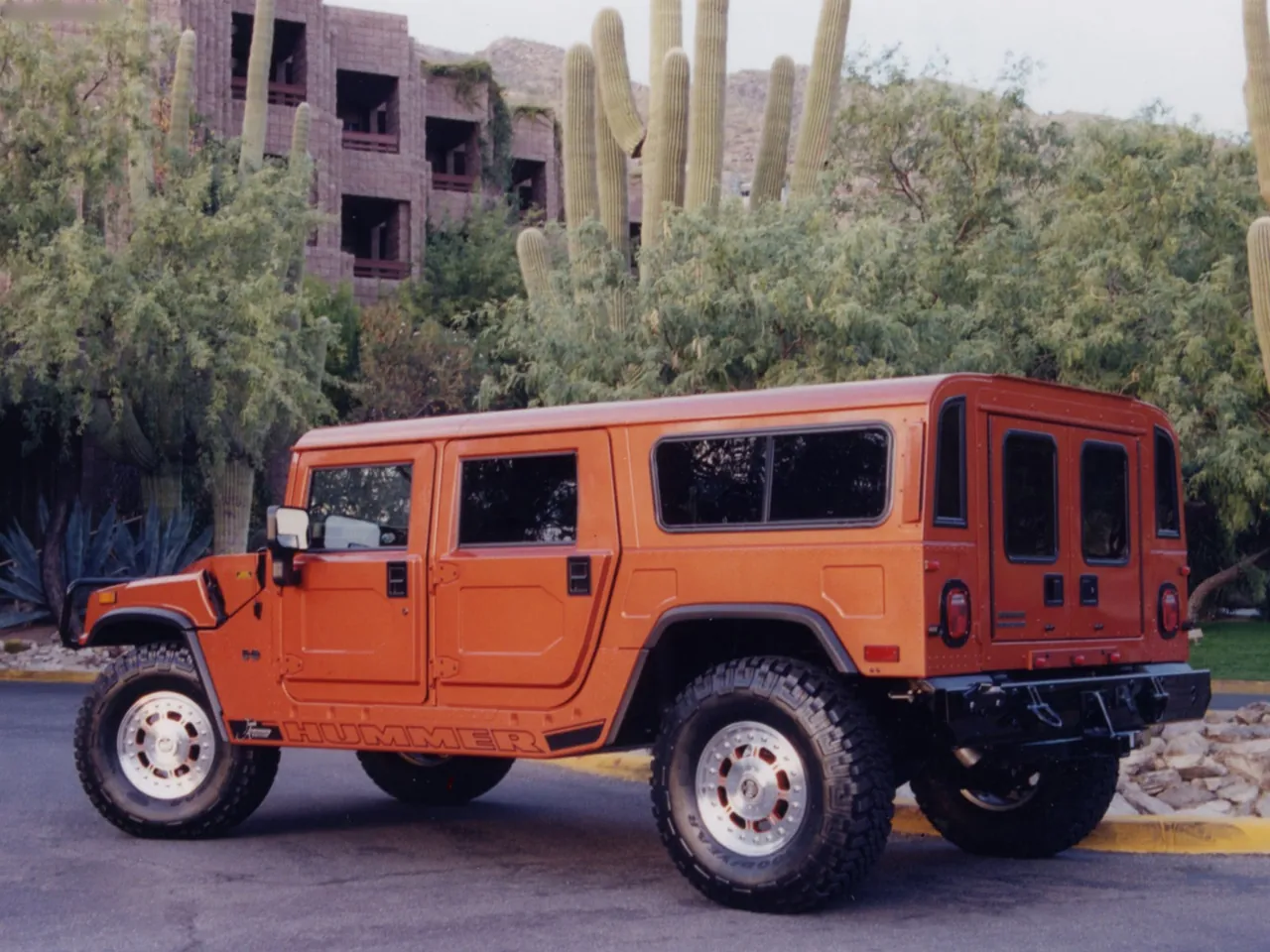 Hummer H1 10th Anniversary Edition (2002) – zadní tříčtvrteční pohled