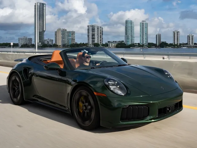 Porsche 911 Turbo S Cabriolet [US] (2026)