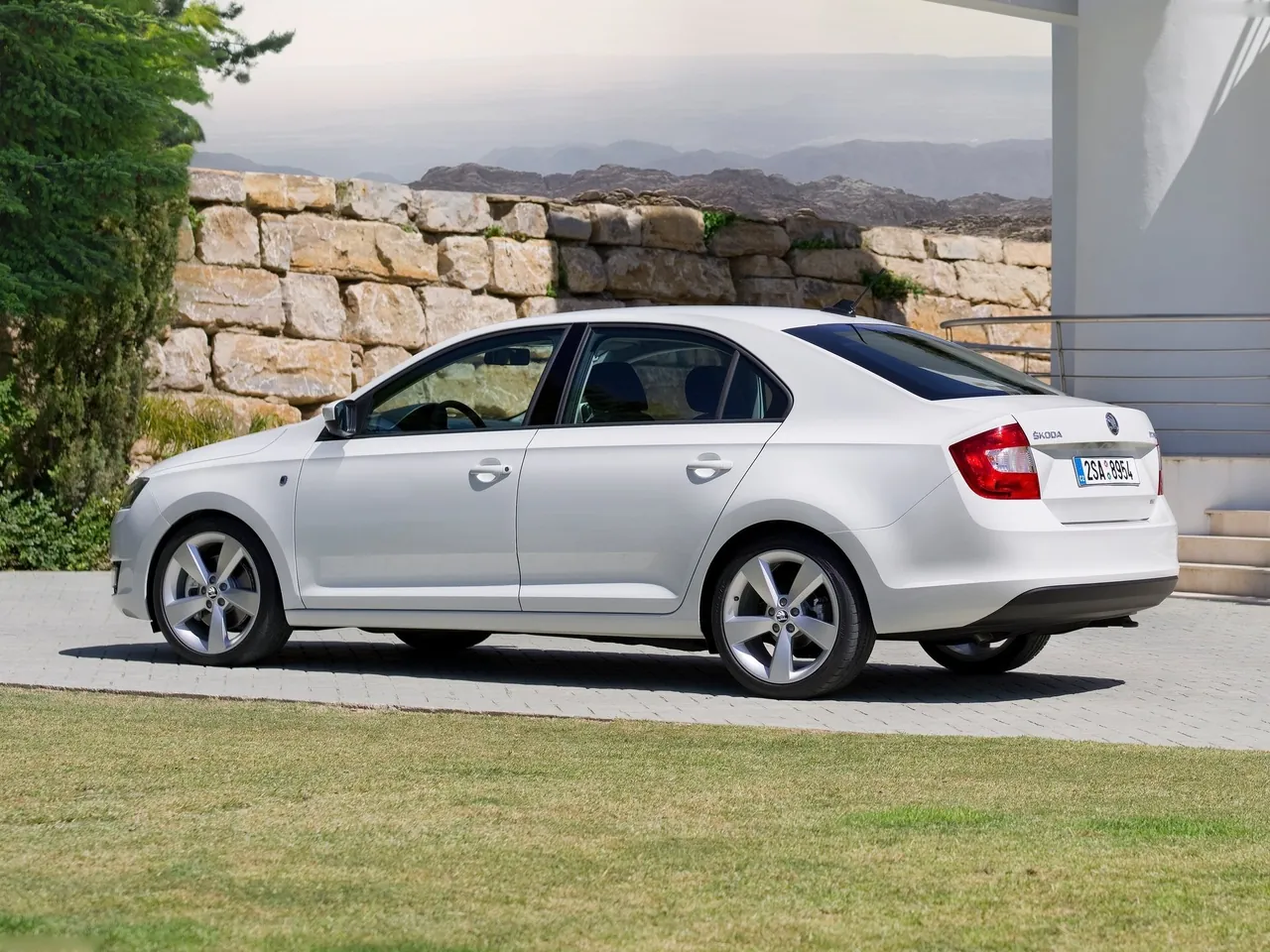 Skoda Rapid (2013) – zadní tříčtvrteční pohled