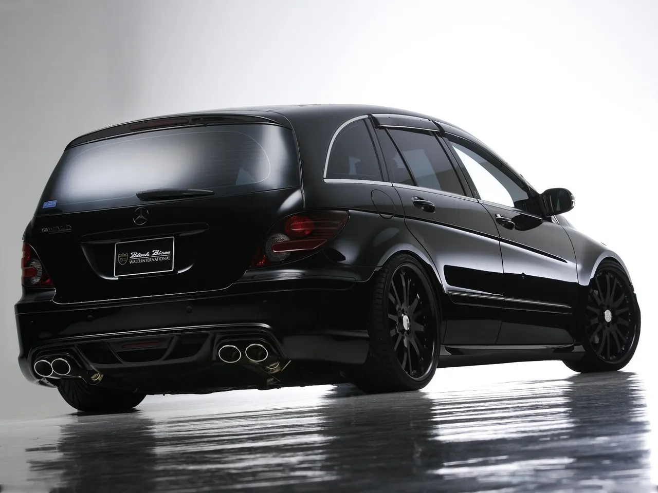 Wald Mercedes-Benz R-Class W251 (2009) – zadní tříčtvrteční pohled