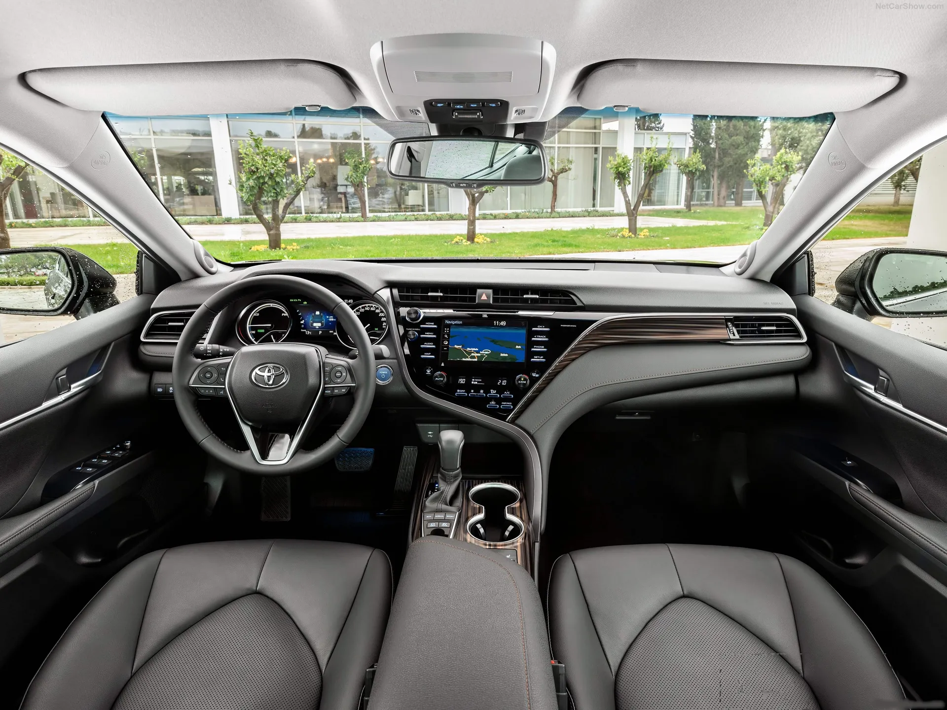 Toyota Camry Hybrid [EU] (2019) – interiér