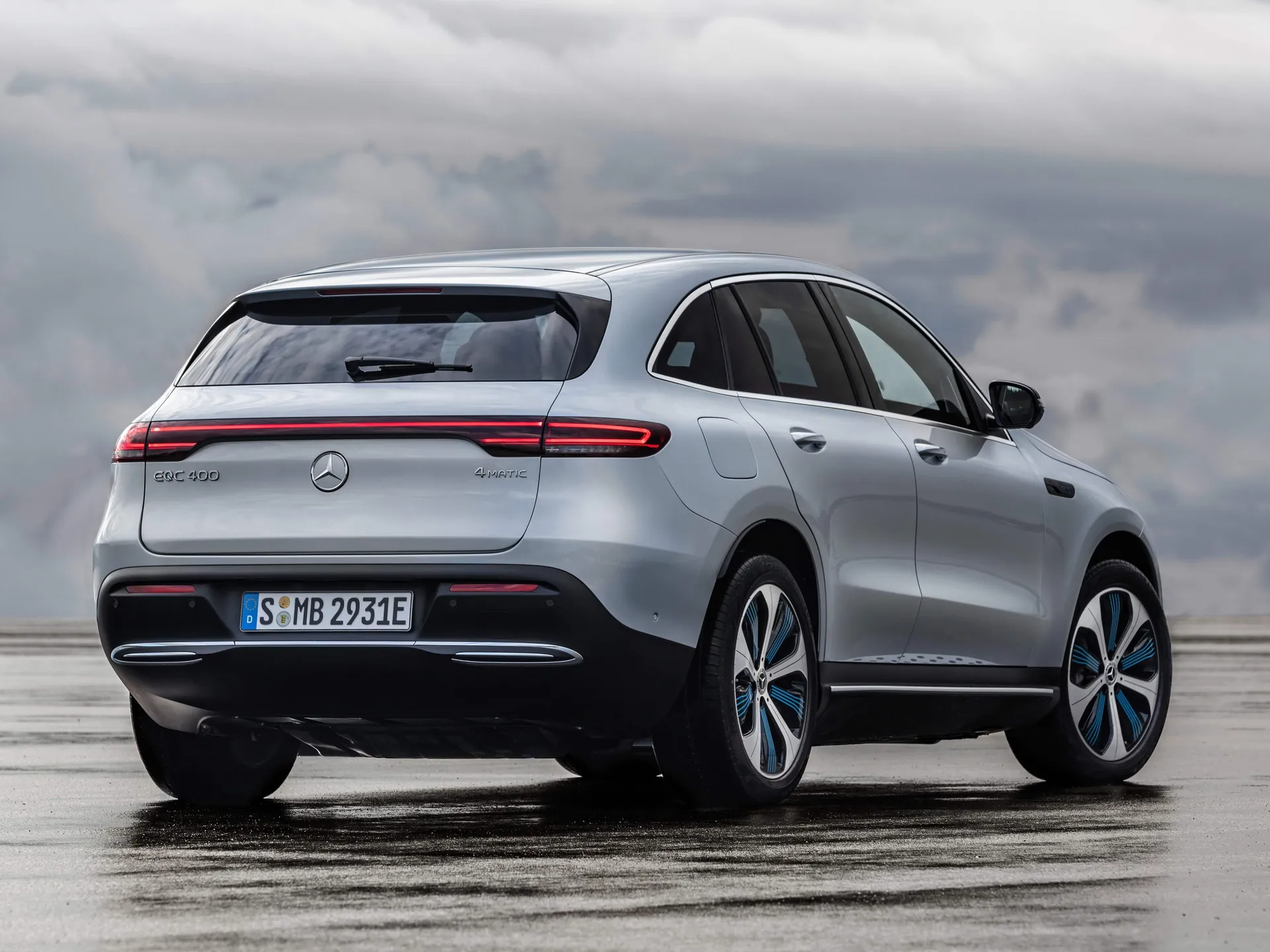 Mercedes-Benz EQC (2020) – zadní tříčtvrteční pohled