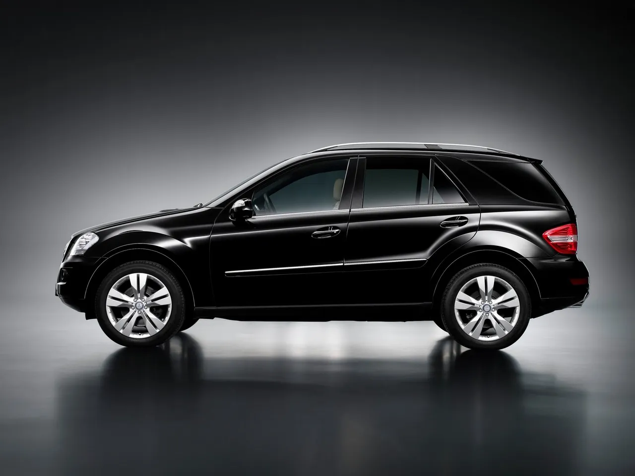 Mercedes-Benz M-Class (2009) - Side Profile