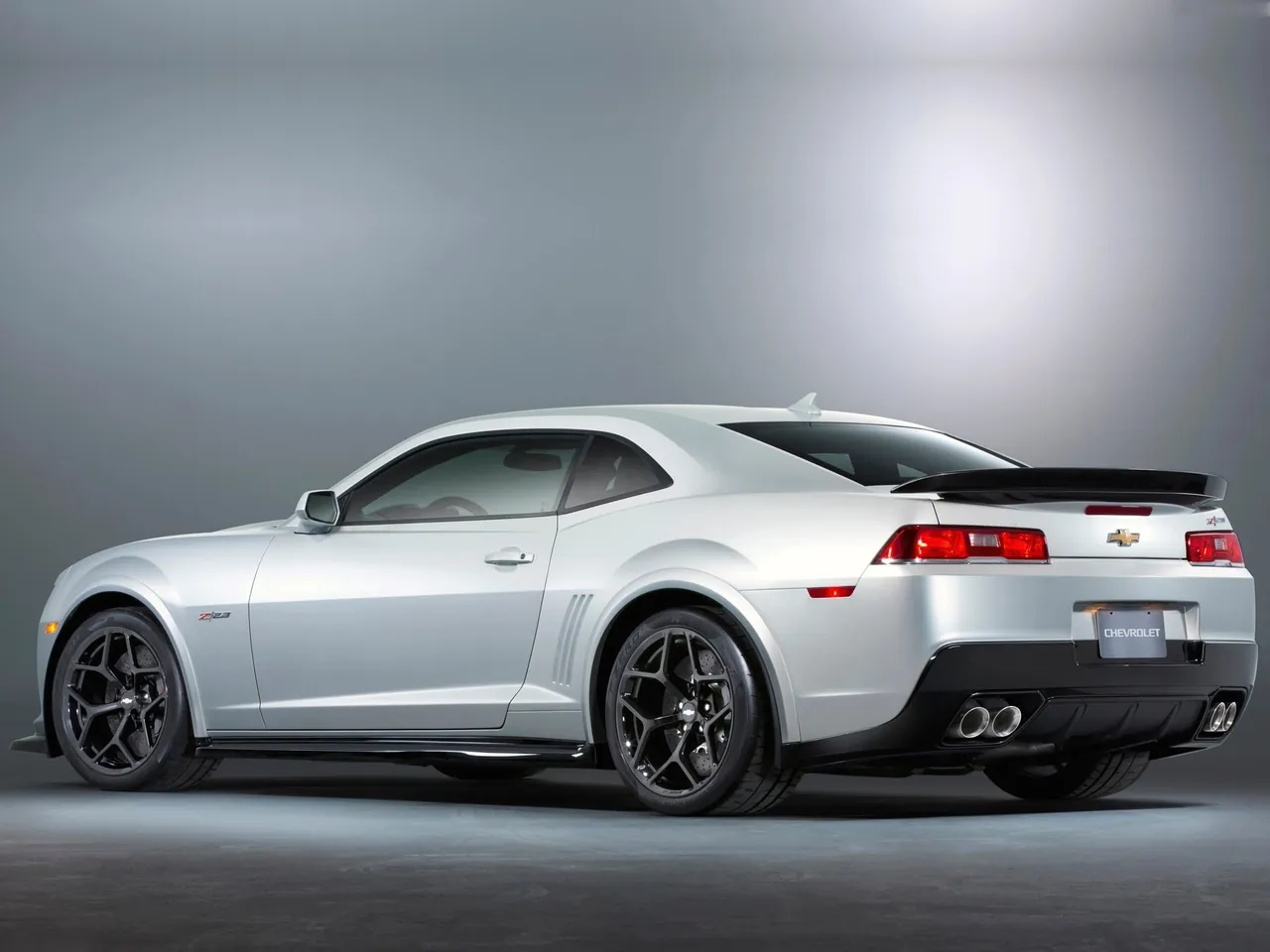 Chevrolet Camaro Z28 (2014) – zadní tříčtvrteční pohled