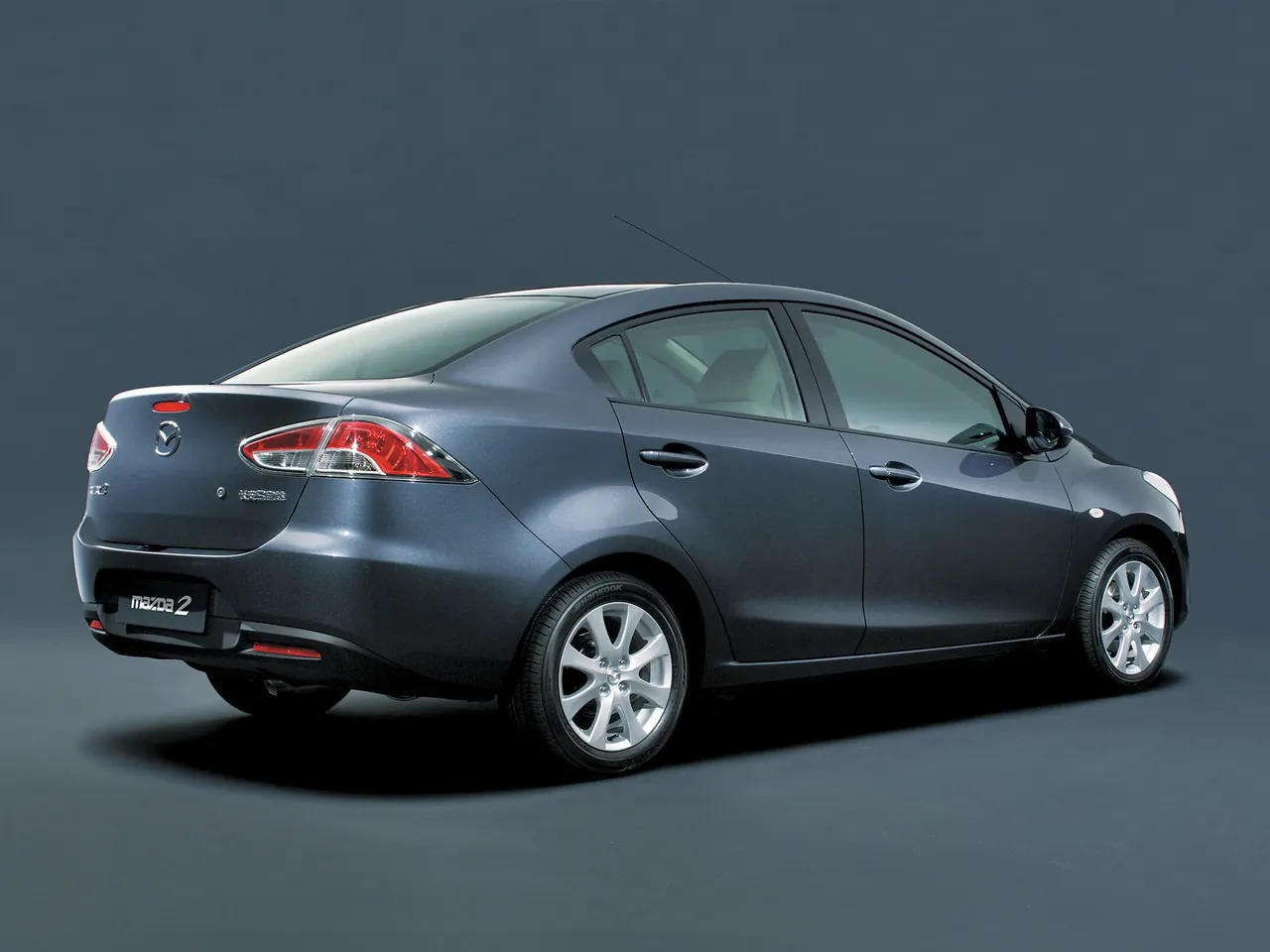 Mazda 2 Sedan (2008) – zadní tříčtvrteční pohled