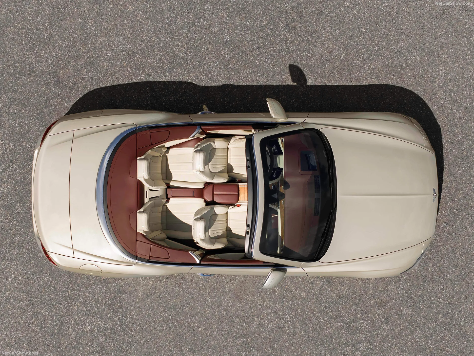 Bentley Continental GTC (2025) – pohled shora