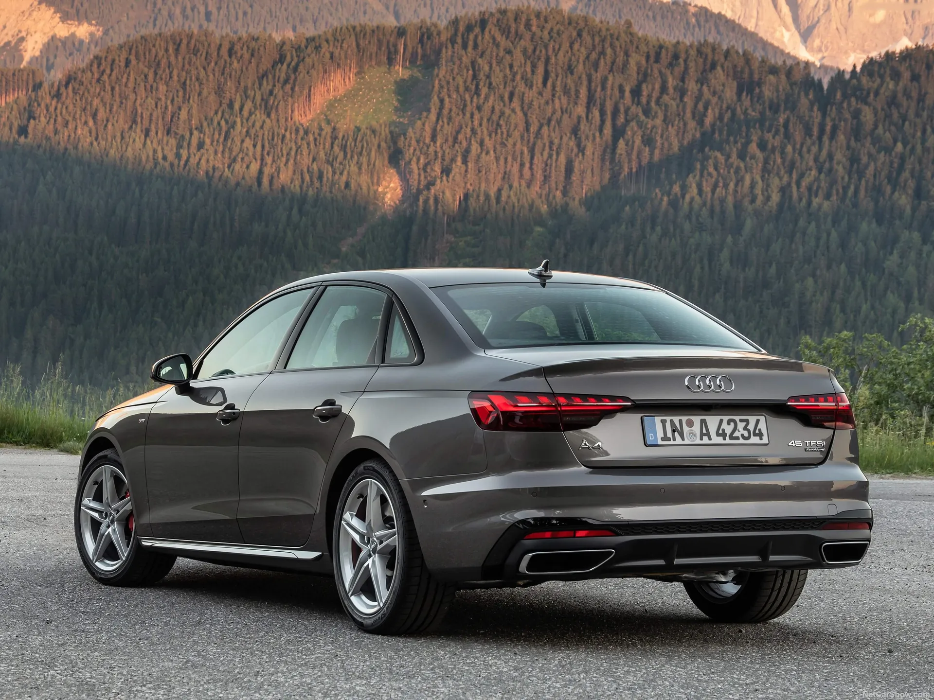 Audi A4 (2020) – zadní tříčtvrteční pohled