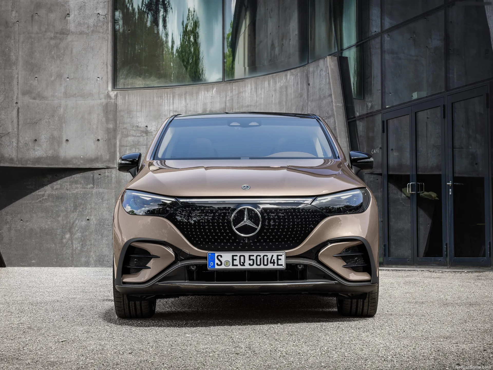 Mercedes-Benz EQE SUV (2024) - Front
