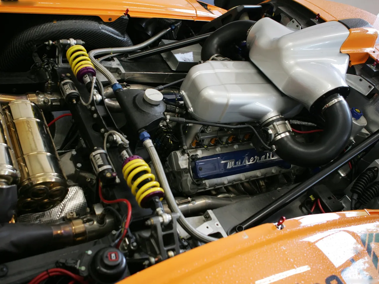 Edo Maserati MC12 Corsa (2007) – motorový prostor