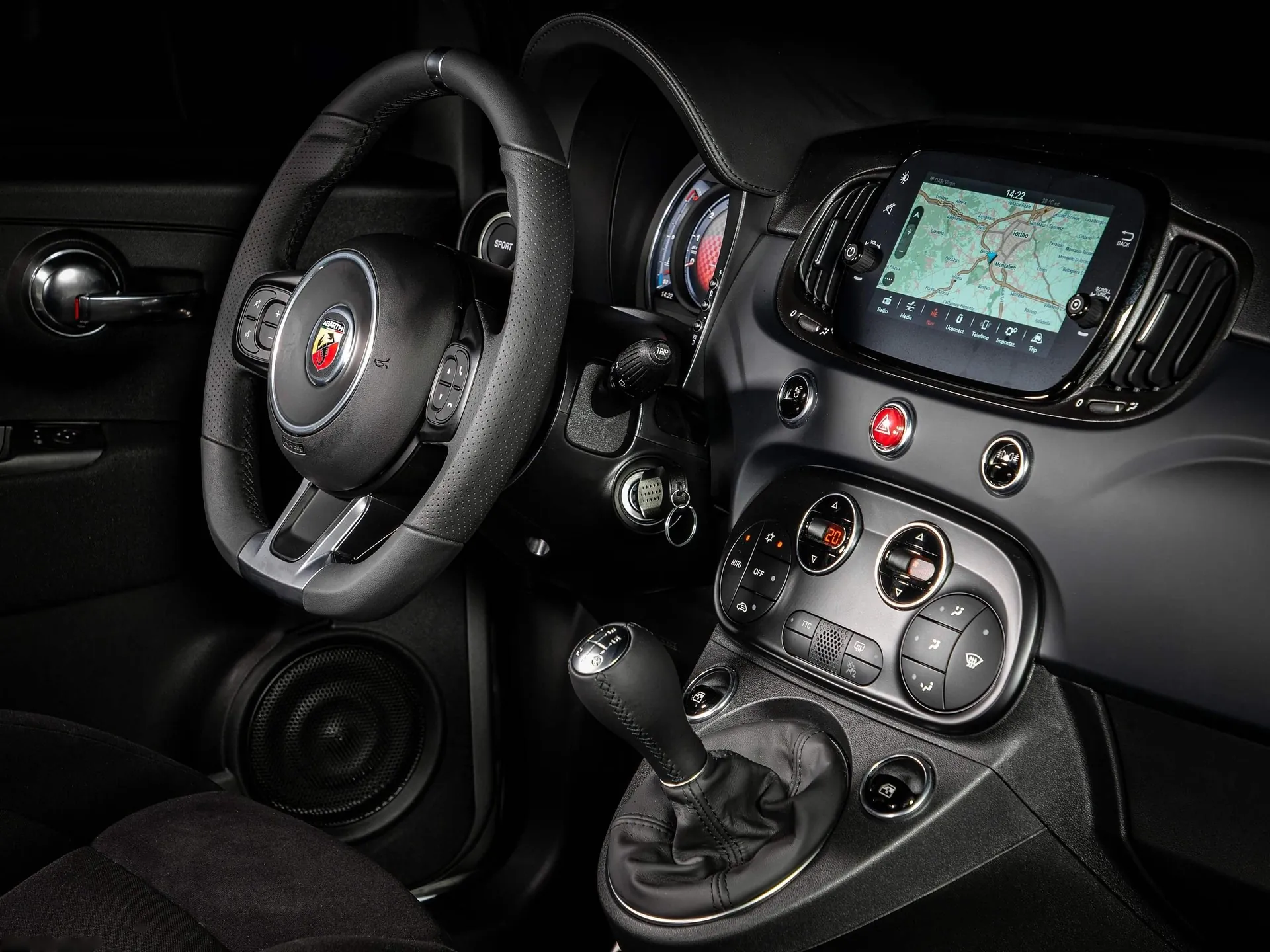 Fiat F595 Abarth (2022) – interiér