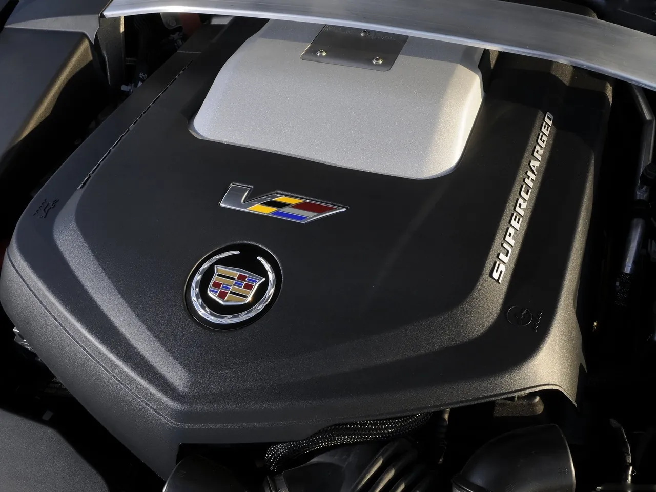 Cadillac CTS-V Coupe (2011) – motorový prostor