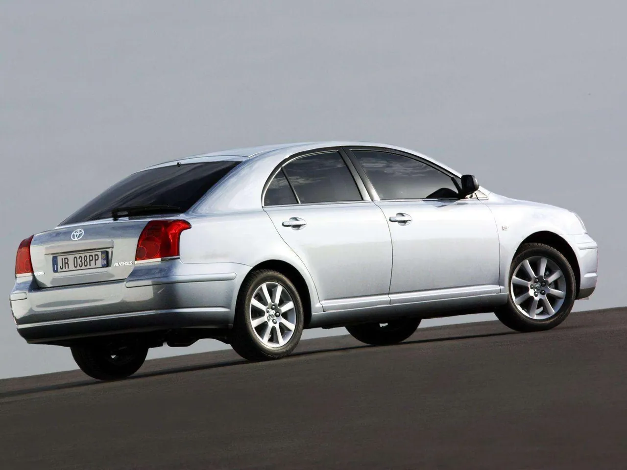 Toyota Avensis Liftback (2003) - Rear Three-Quarter