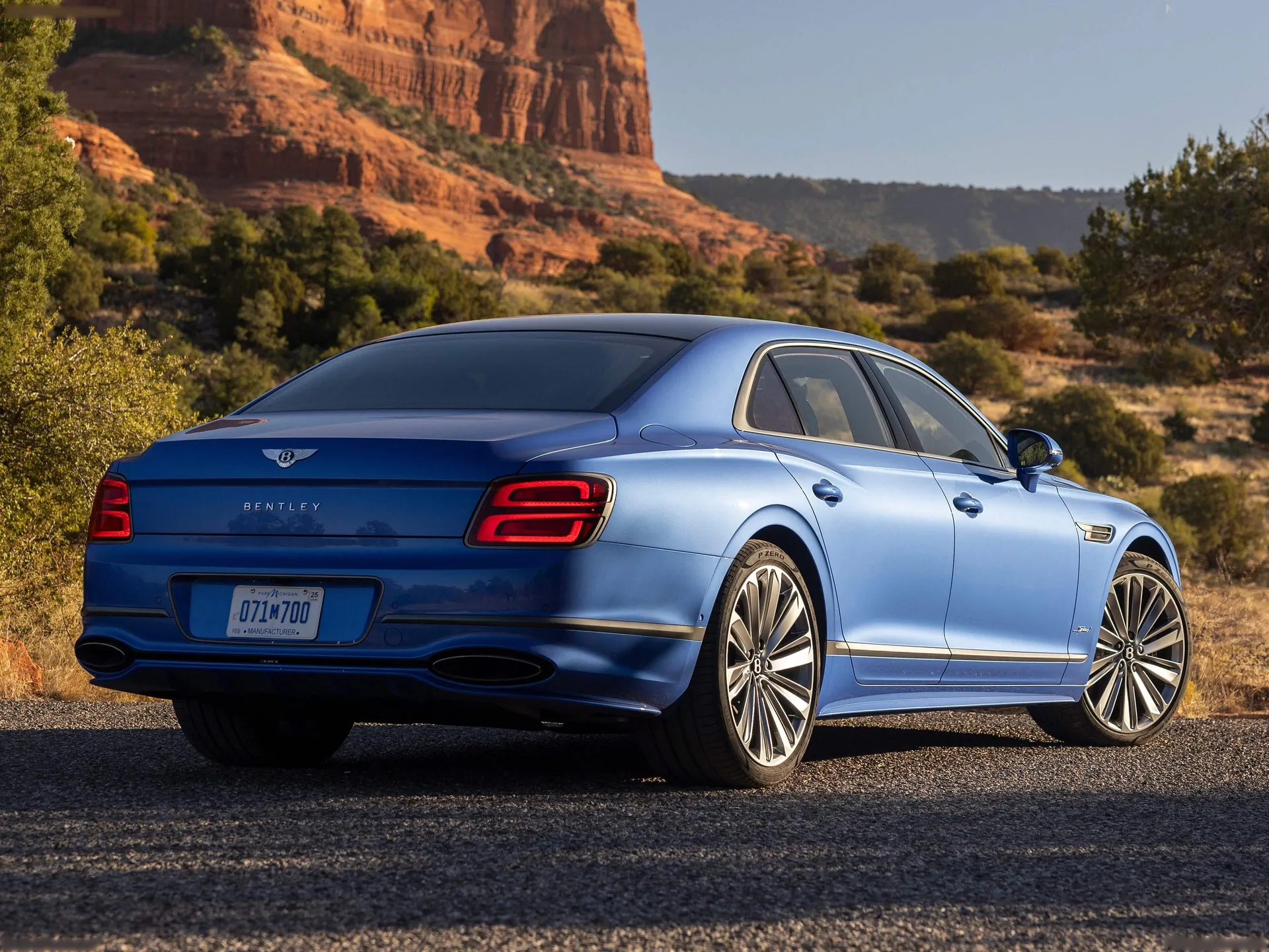 Bentley Flying Spur Speed (2025) – zadní tříčtvrteční pohled