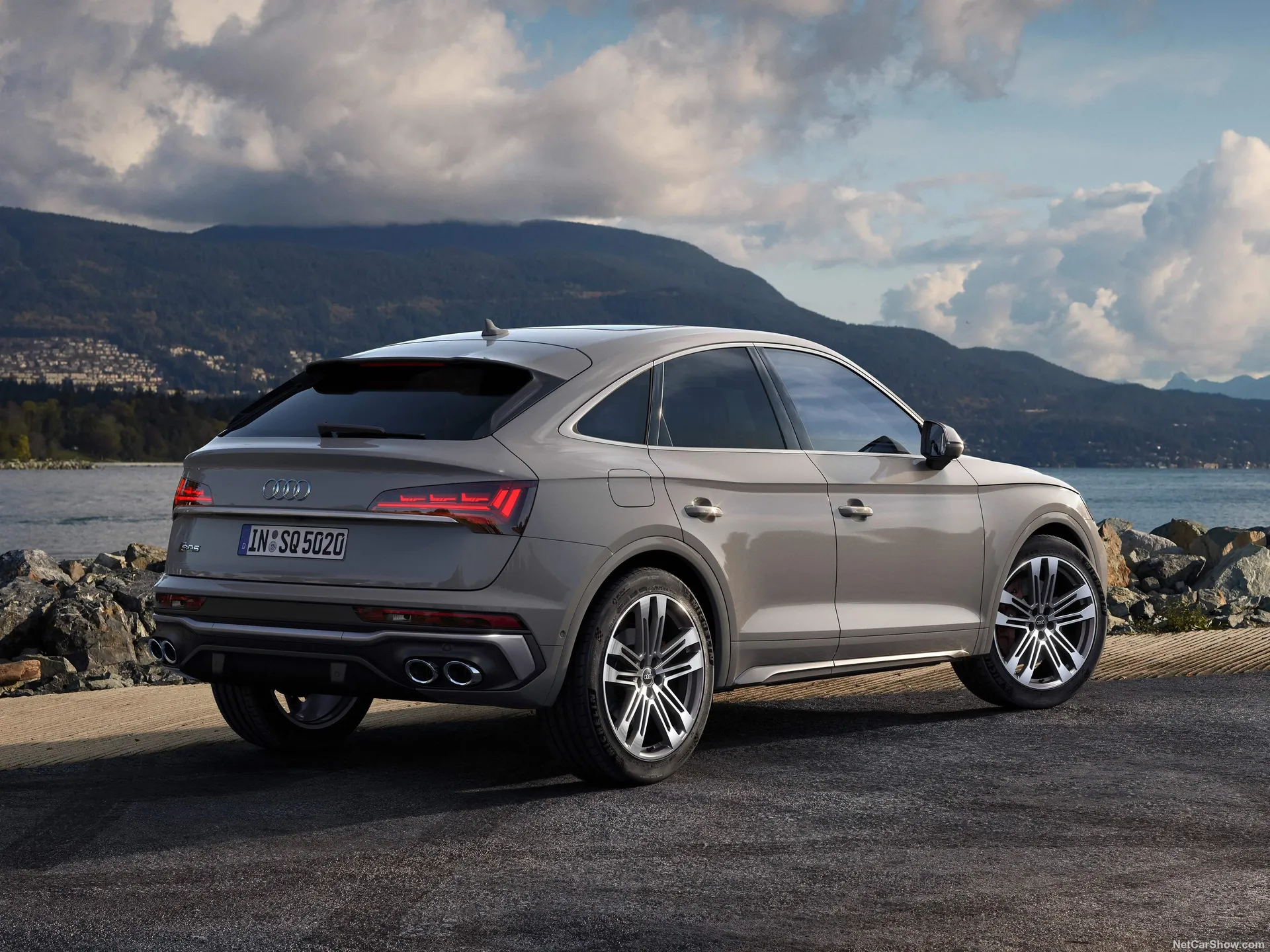 Audi SQ5 Sportback TDI (2021) – zadní tříčtvrteční pohled