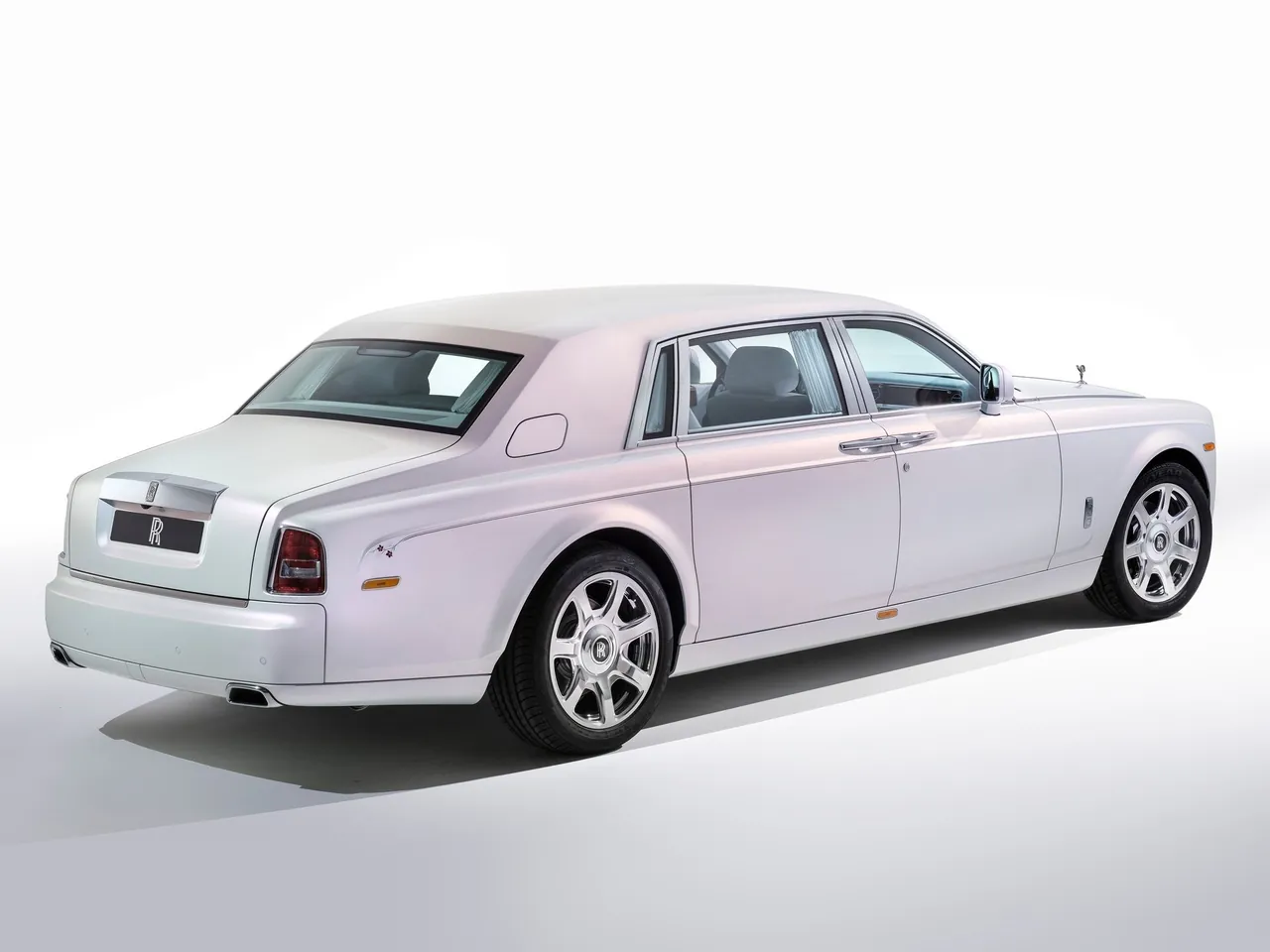 Rolls-Royce Phantom Serenity (2015) – zadní tříčtvrteční pohled
