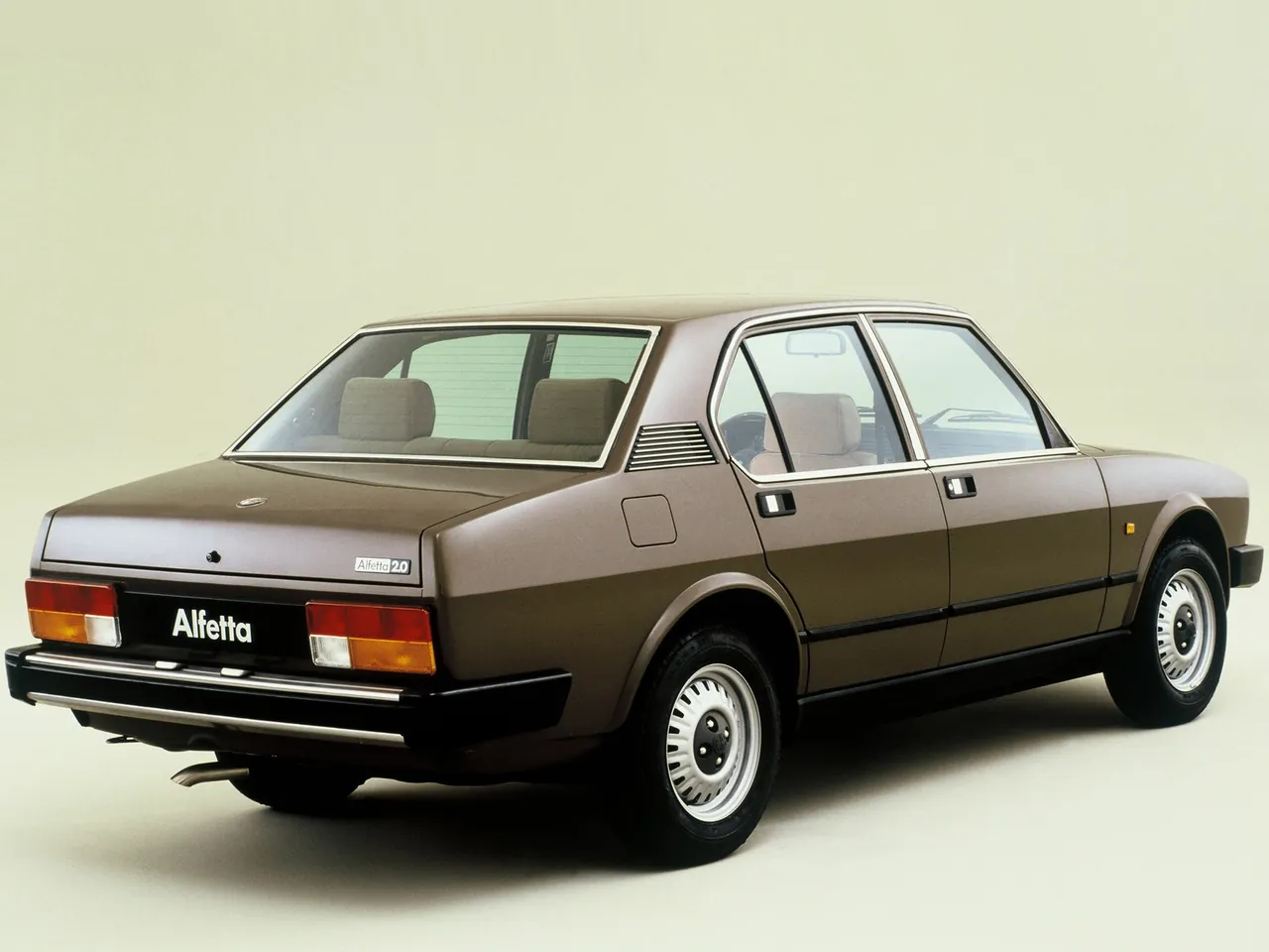 Alfa Romeo Alfetta 2.0 (1982) - Rear Three-Quarter