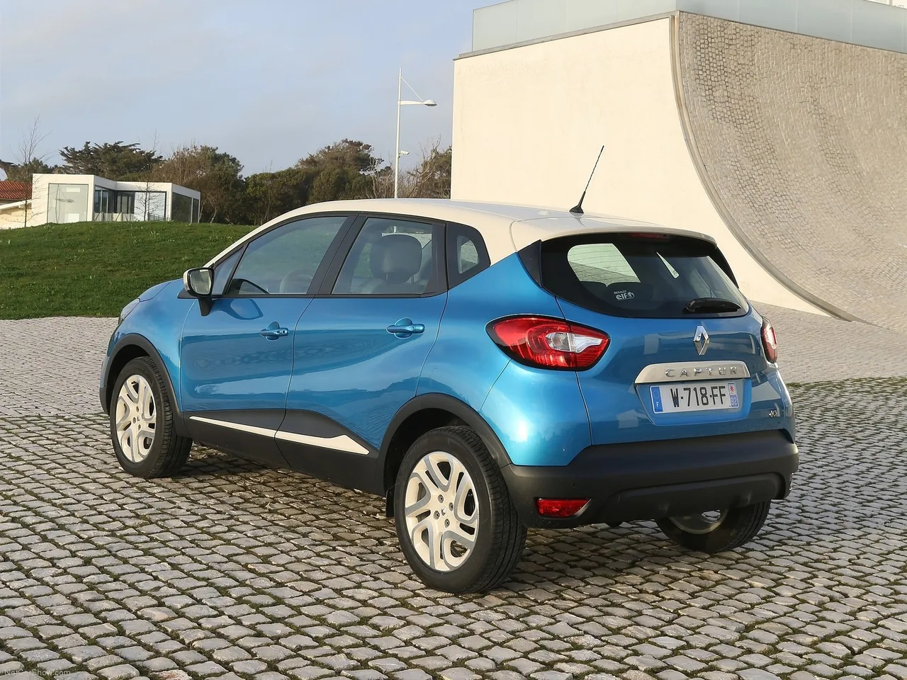 Renault Captur (2014) – zadní tříčtvrteční pohled