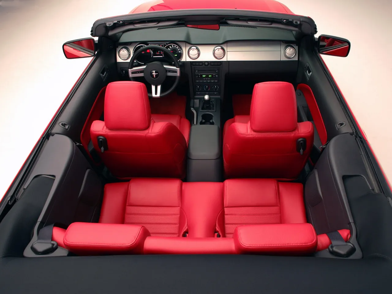 Ford Mustang GT Convertible (2005) – interiér