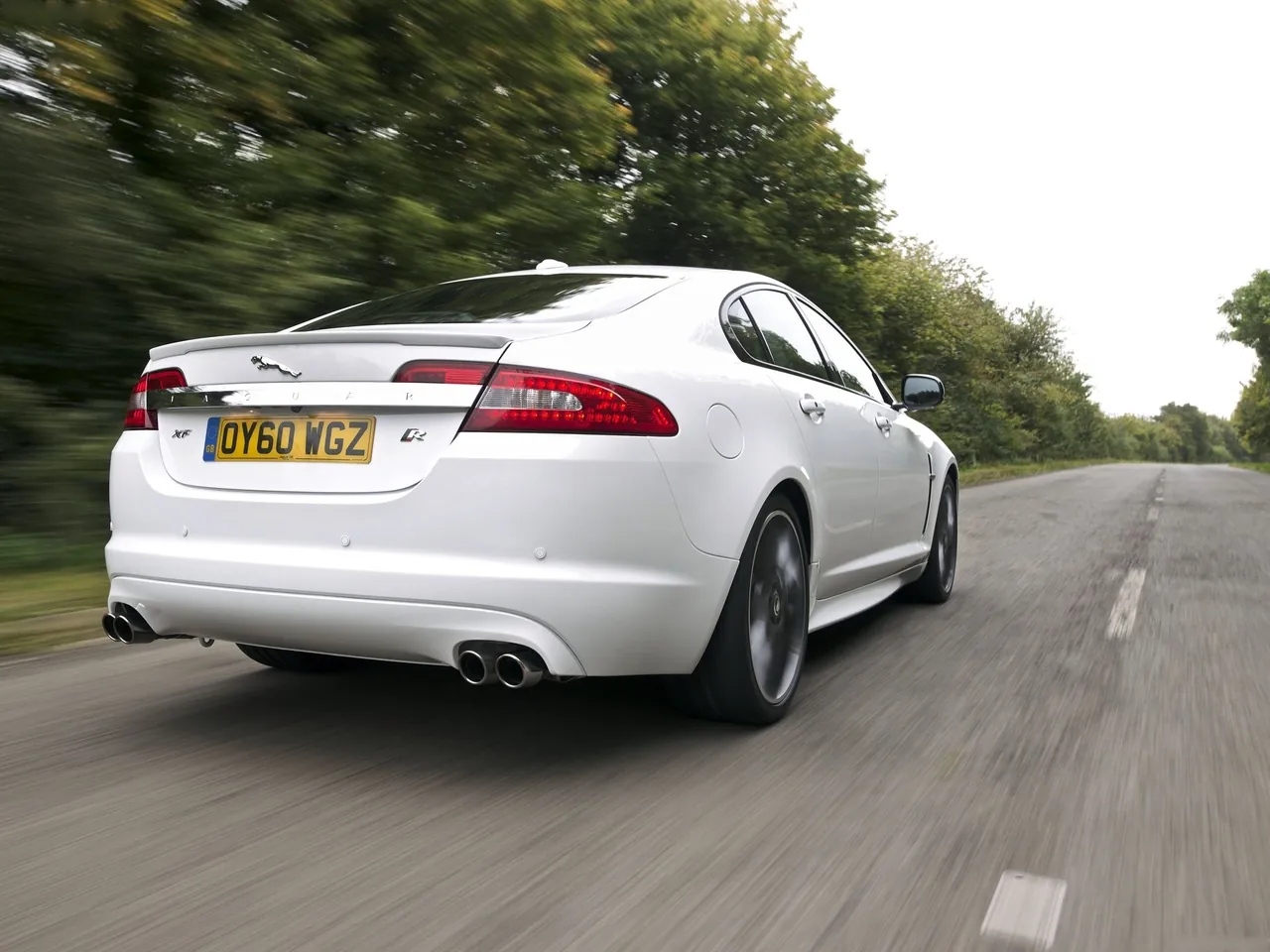 Jaguar XF Black Pack (2011) – zadní tříčtvrteční pohled