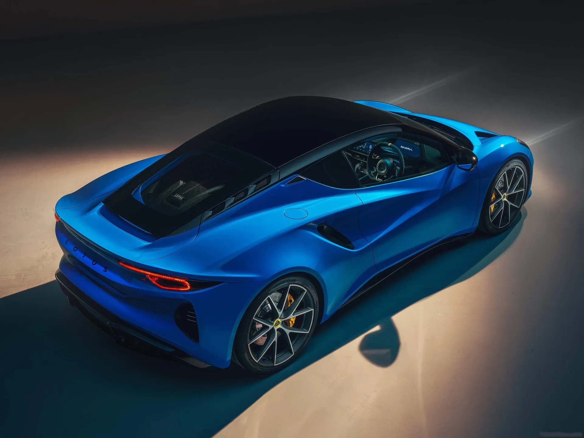 Lotus Emira (2023) – zadní tříčtvrteční pohled