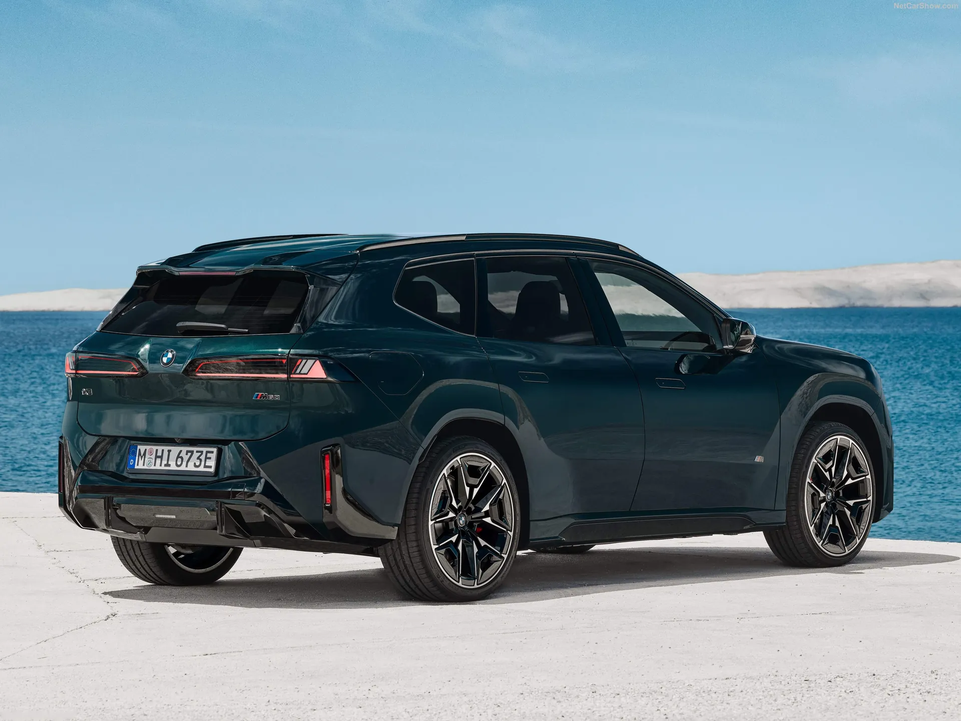 BMW iX3 M60 xDrive (2027) – zadní tříčtvrteční pohled