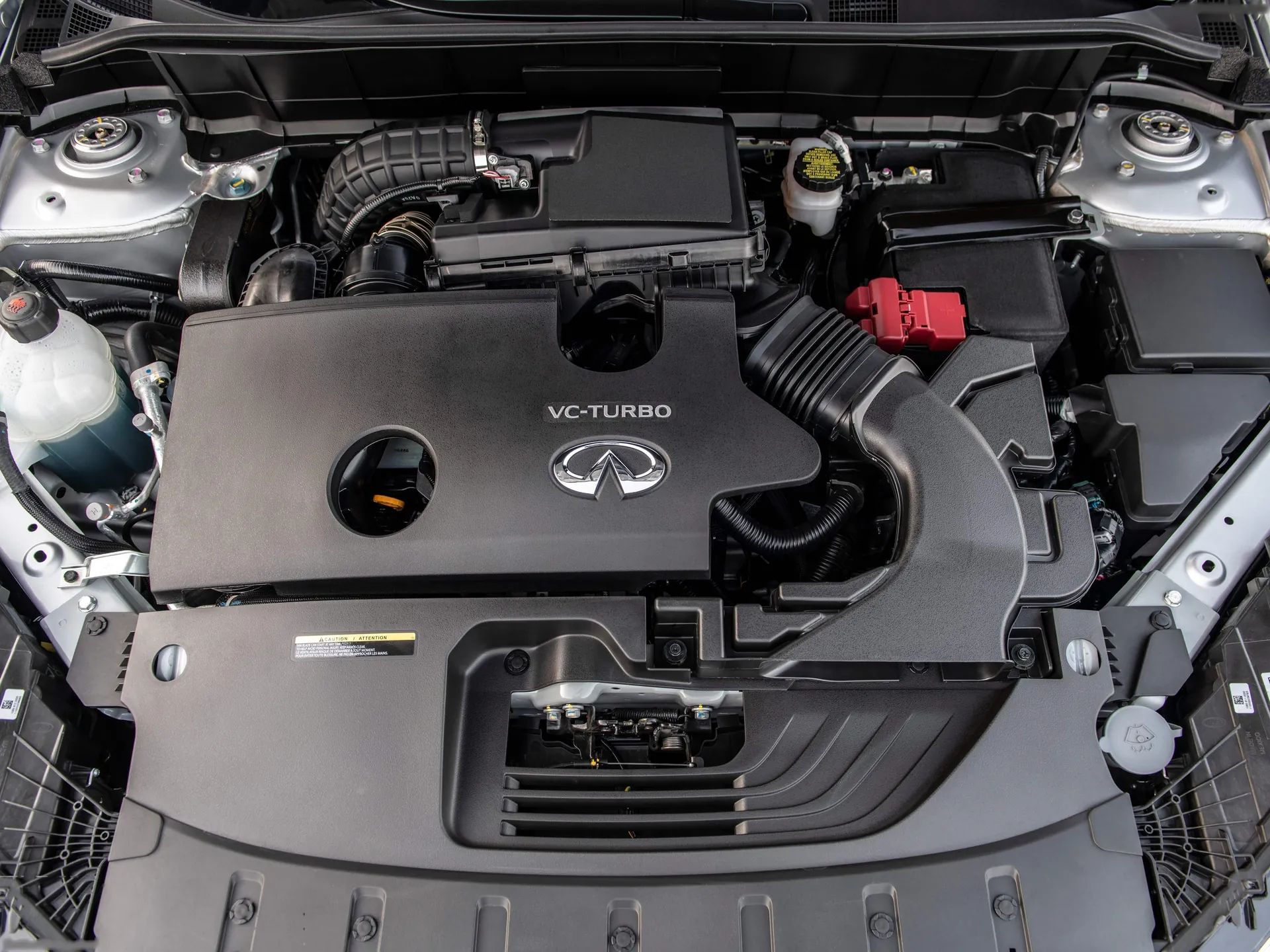 Infiniti QX50 (2021) – motorový prostor