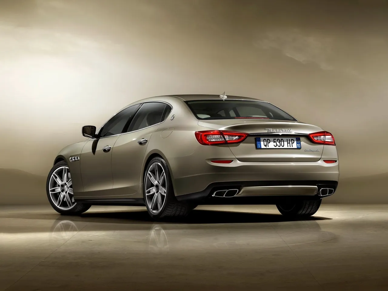 Maserati Quattroporte (2013) – zadní tříčtvrteční pohled