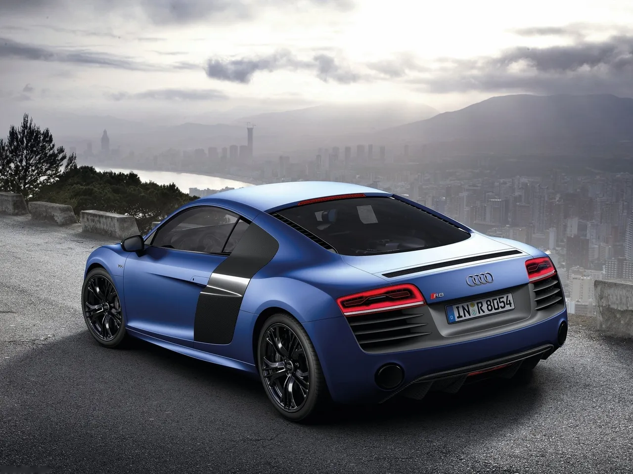 Audi R8 V10 plus (2013) – zadní tříčtvrteční pohled