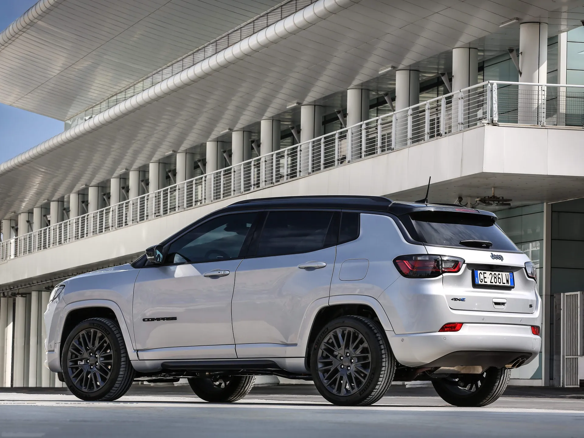 Jeep Compass (2022) – zadní tříčtvrteční pohled