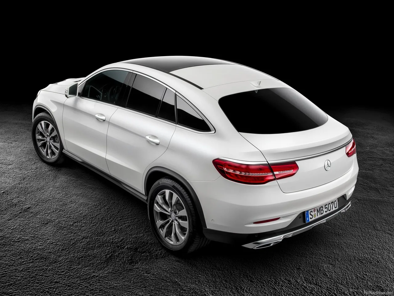 Mercedes-Benz GLE Coupe (2016) – zadní tříčtvrteční pohled