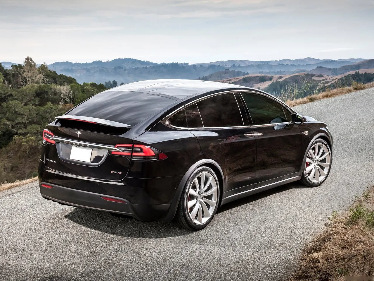 Tesla Model X (2017) – zadní tříčtvrteční pohled