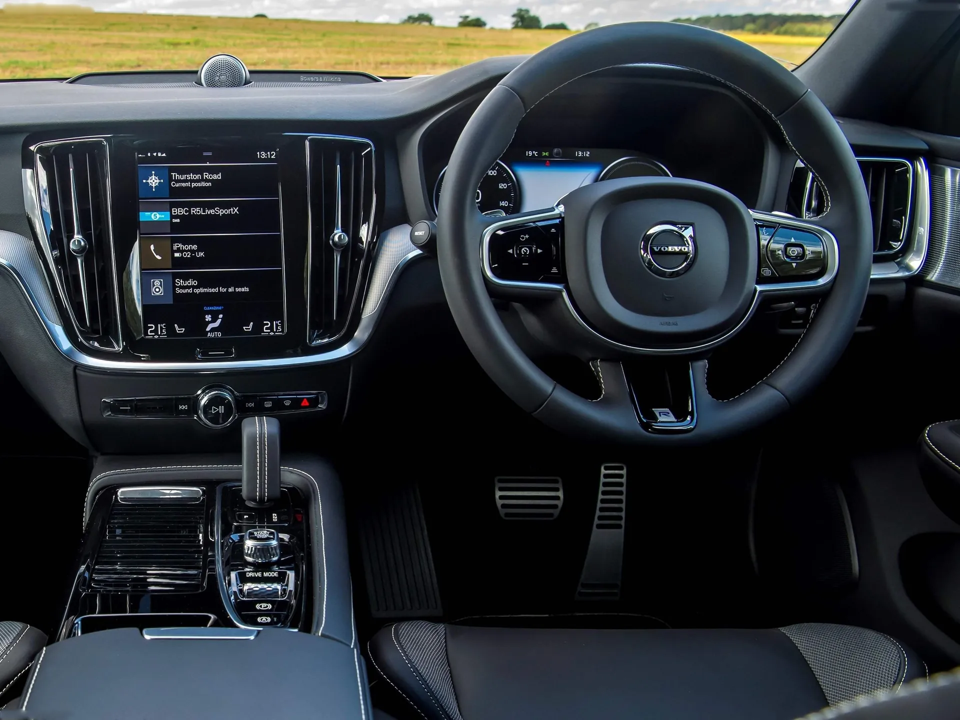 Volvo S60 [UK] (2019) – interiér