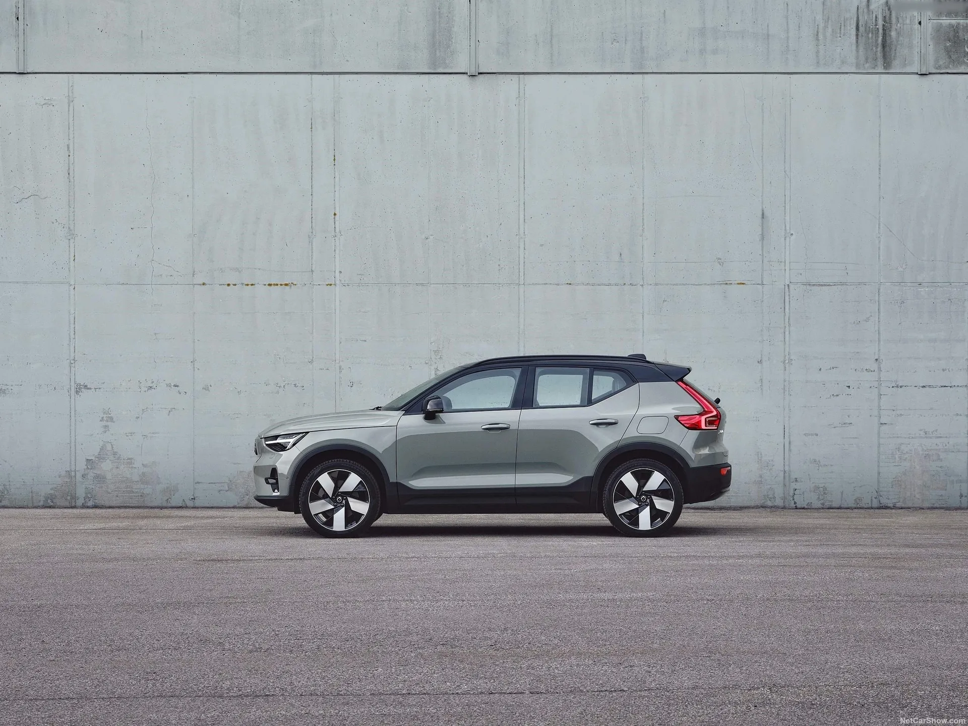 Volvo XC40 Recharge (2023) – boční profil