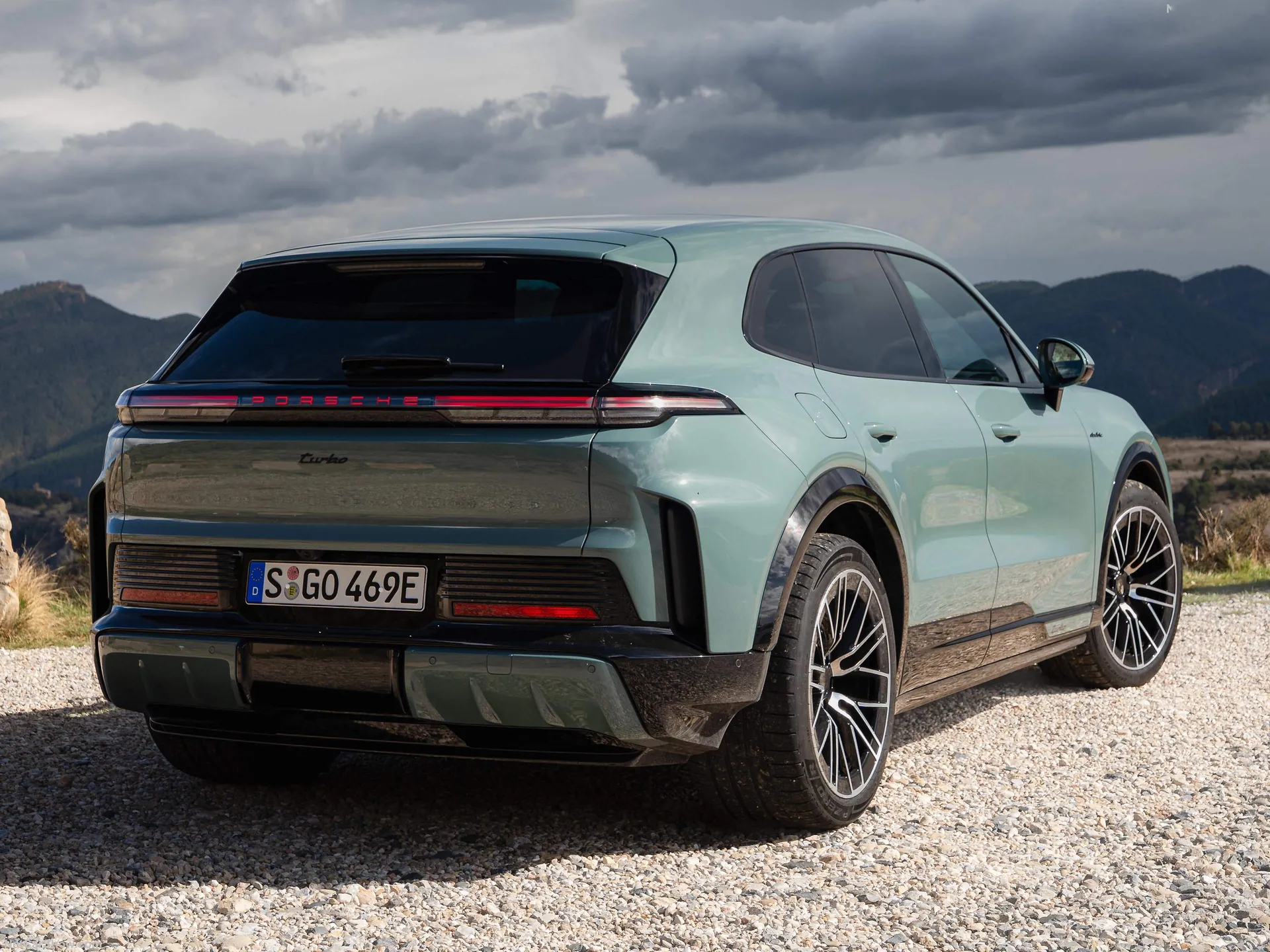 Porsche Cayenne Turbo Electric (2026) – zadní tříčtvrteční pohled