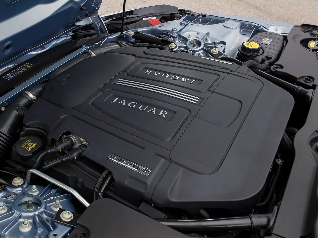 Jaguar F-Type V6 (2014) – motorový prostor