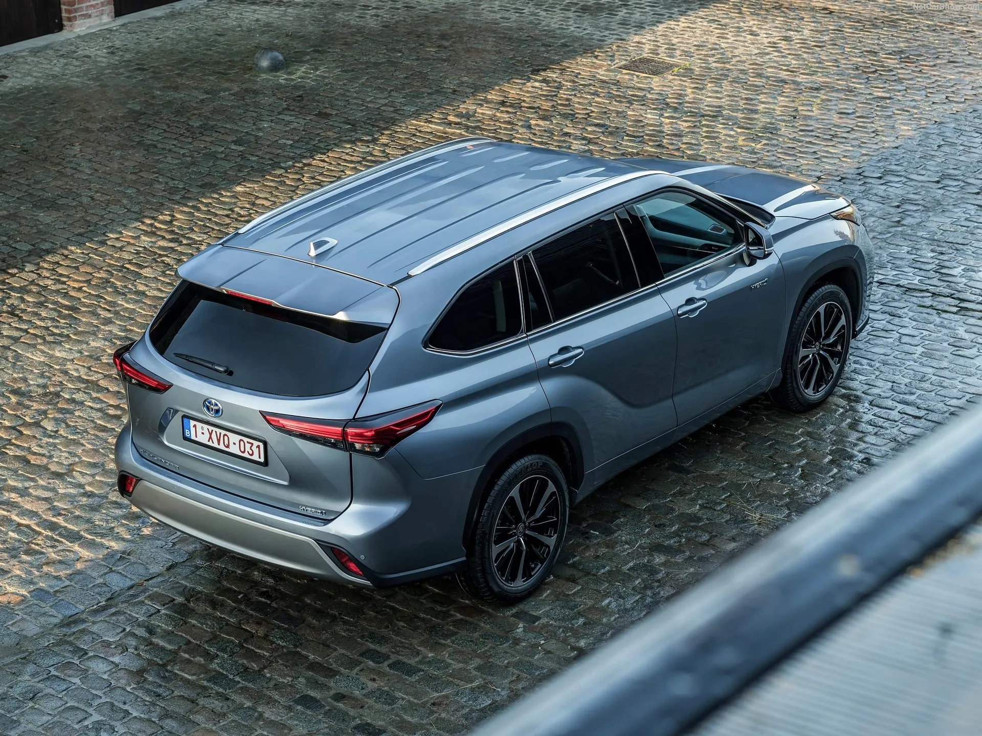 Toyota Highlander [EU] (2021) – zadní tříčtvrteční pohled