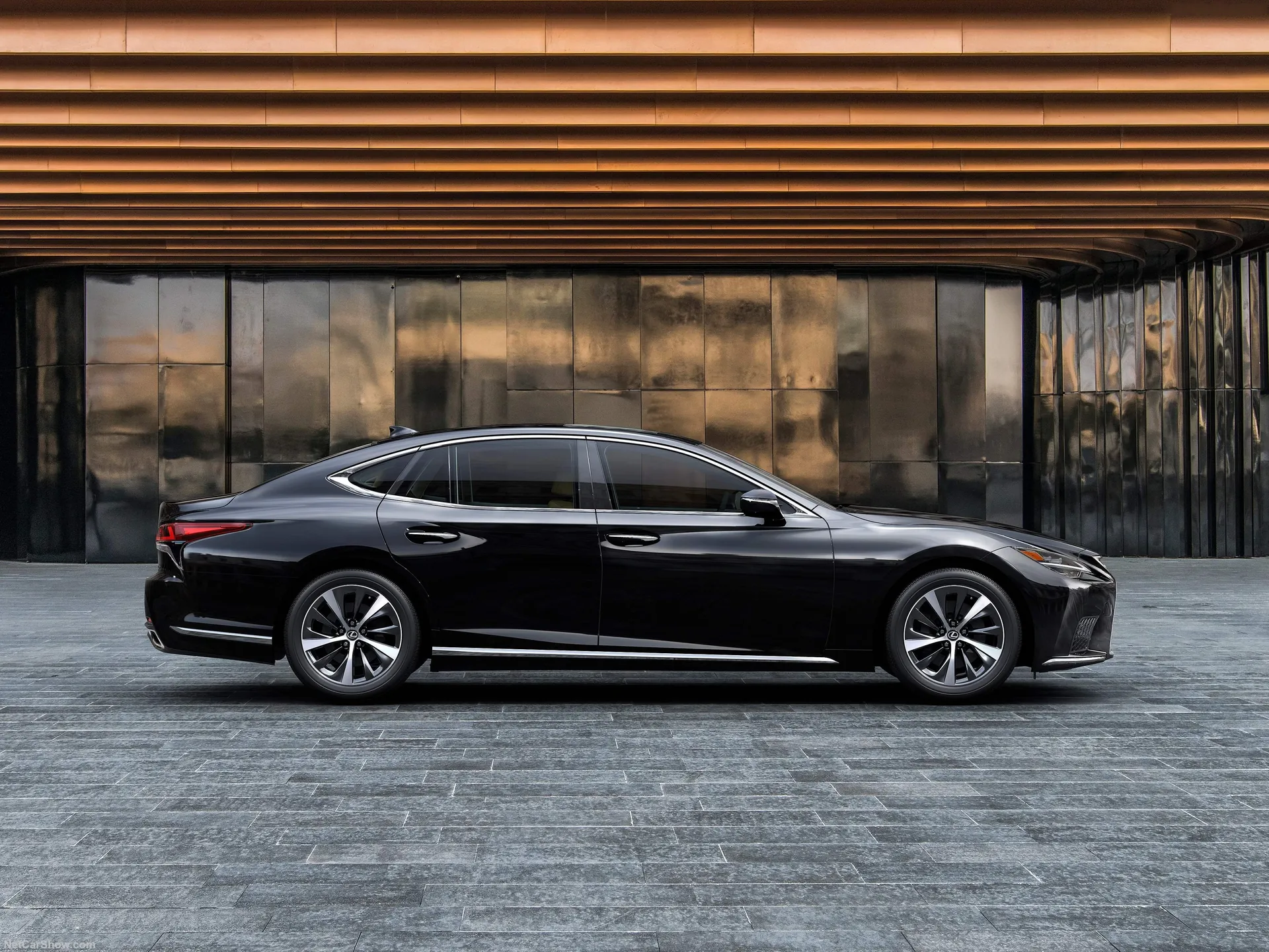 Lexus LS (2021) – boční profil