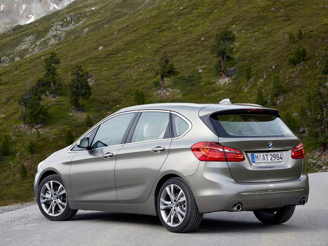BMW 2-Series Active Tourer (2015) – zadní tříčtvrteční pohled