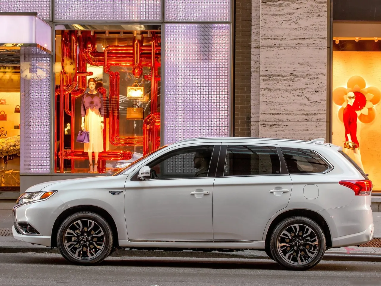 Mitsubishi Outlander PHEV (2017) – boční profil