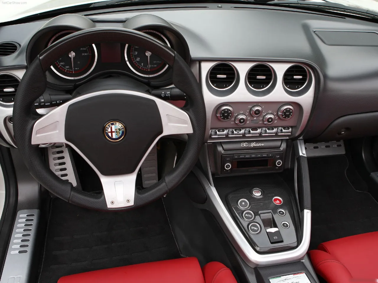 Alfa Romeo 8C Spider (2009) – interiér