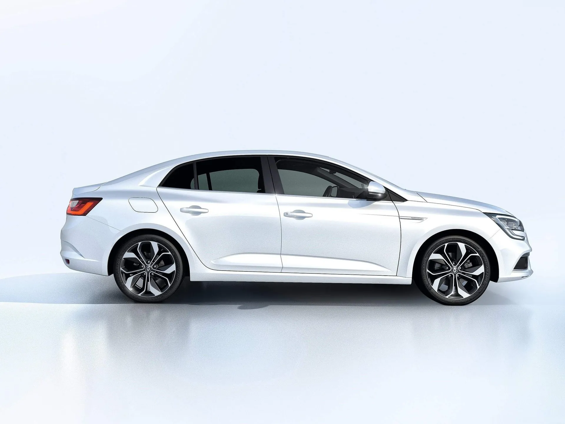 Renault Megane Sedan (2017) – boční profil