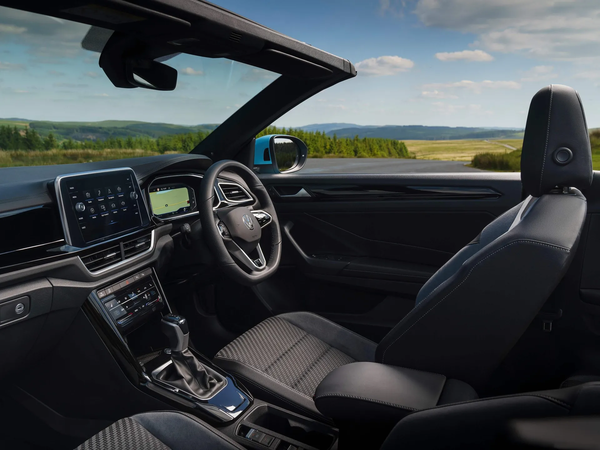 Volkswagen T-Roc Cabriolet [UK] (2022) – interiér