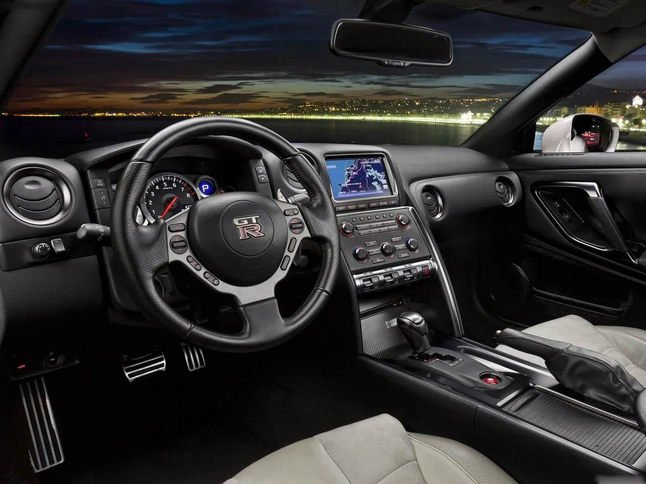 Nissan GT-R (2011) – interiér