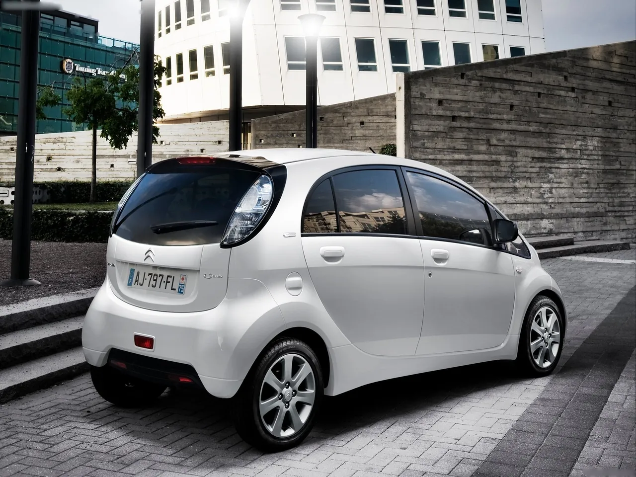 Citroen C-Zero (2011) – zadní tříčtvrteční pohled