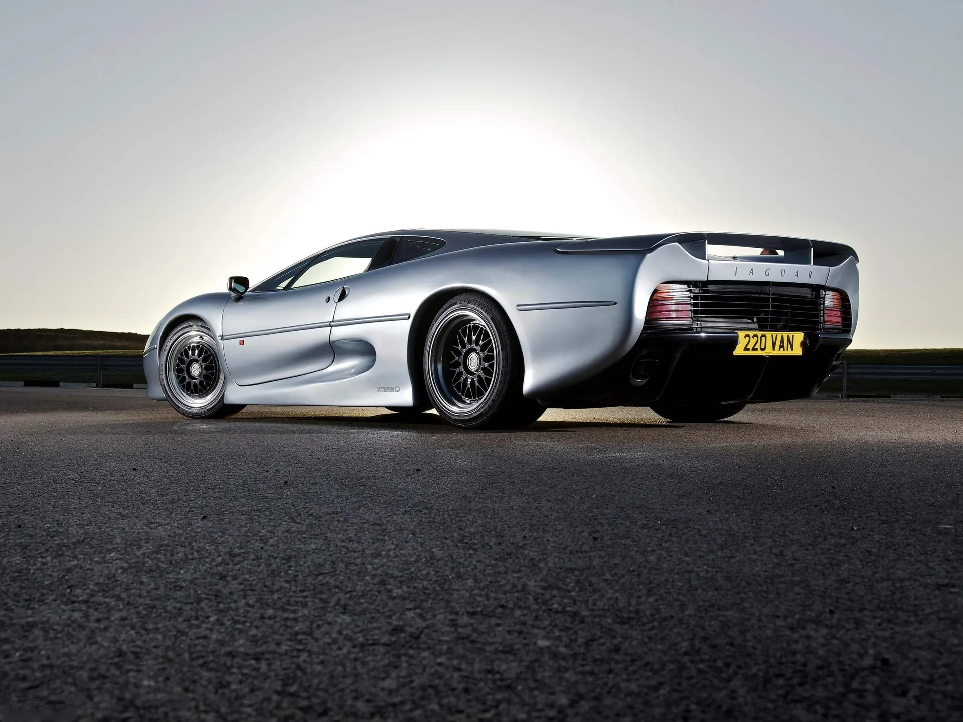 Jaguar XJ220 (1992) – zadní tříčtvrteční pohled