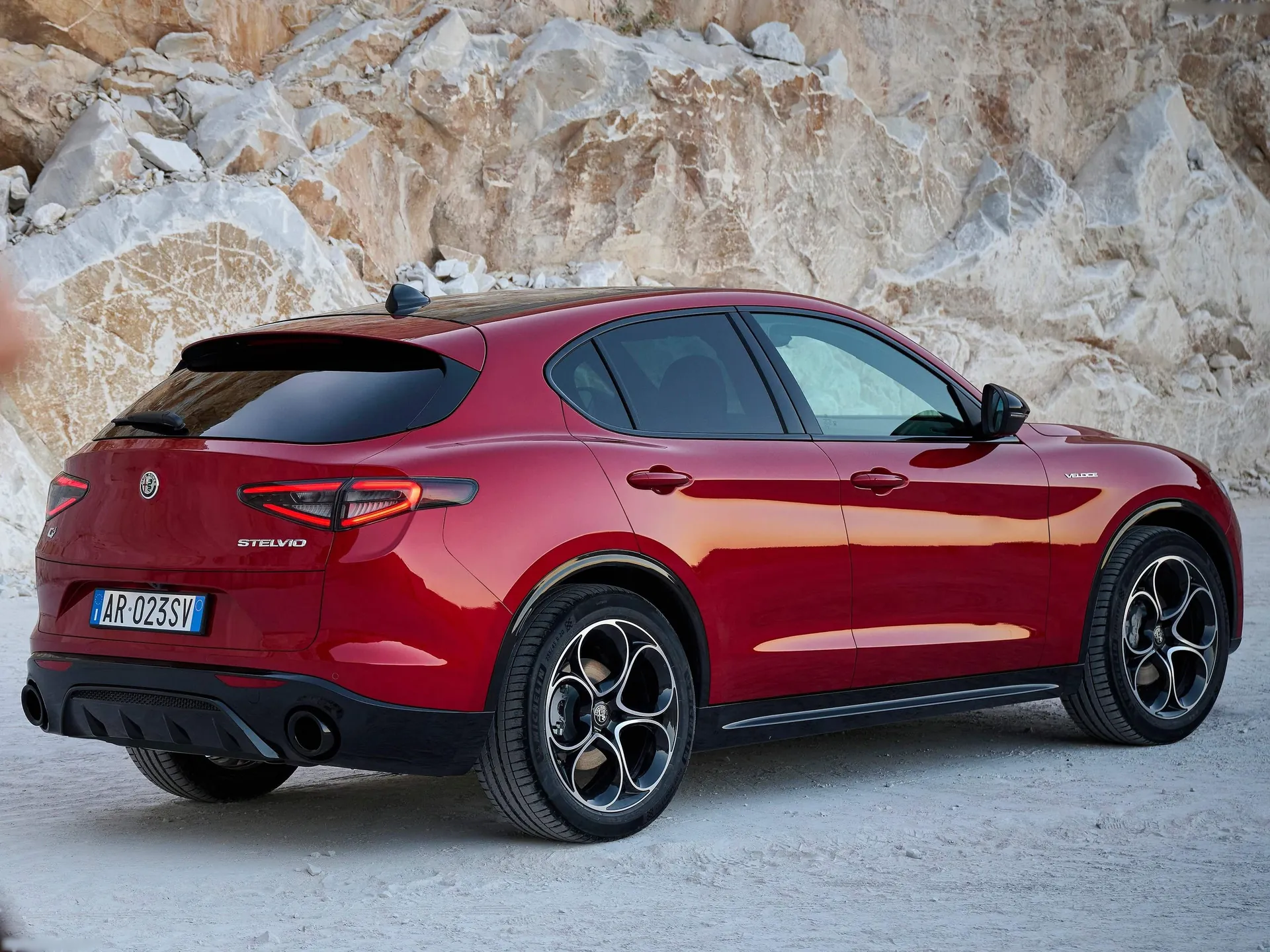 Alfa Romeo Stelvio (2023) – zadní tříčtvrteční pohled