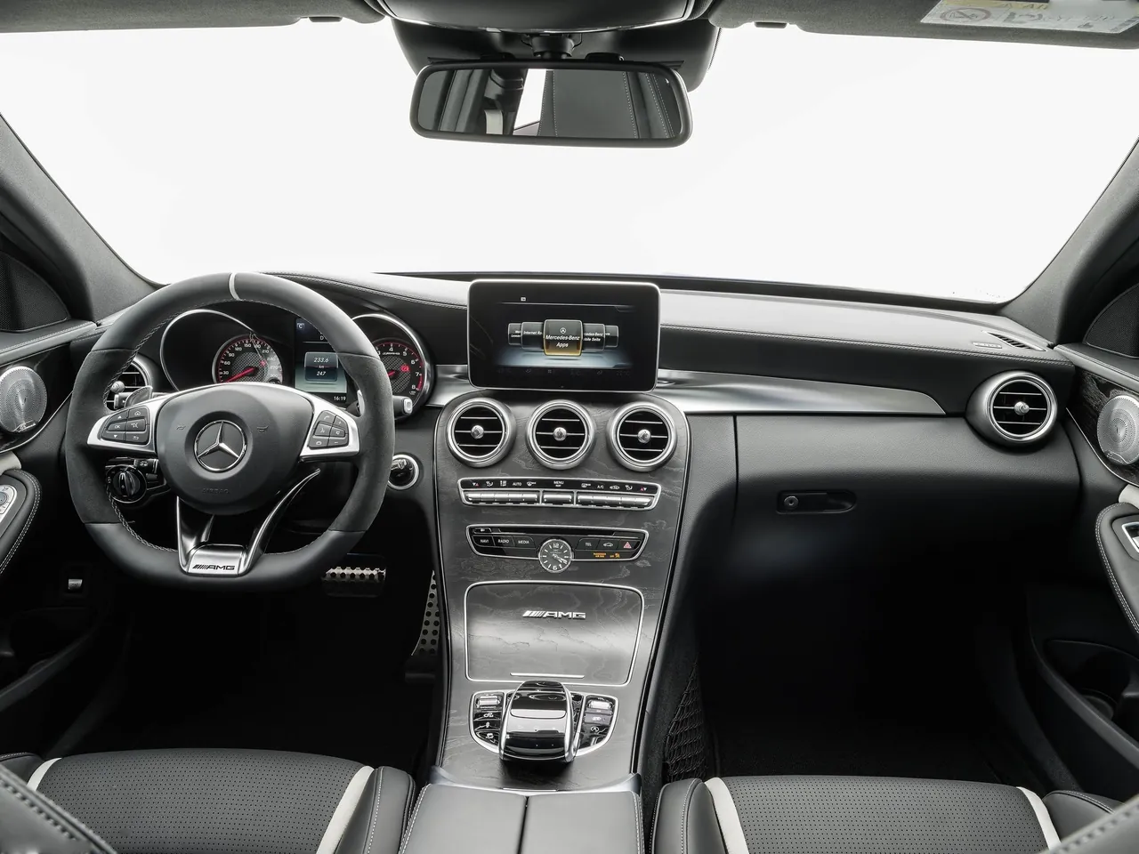 Mercedes-Benz C63 AMG Estate (2015) – interiér