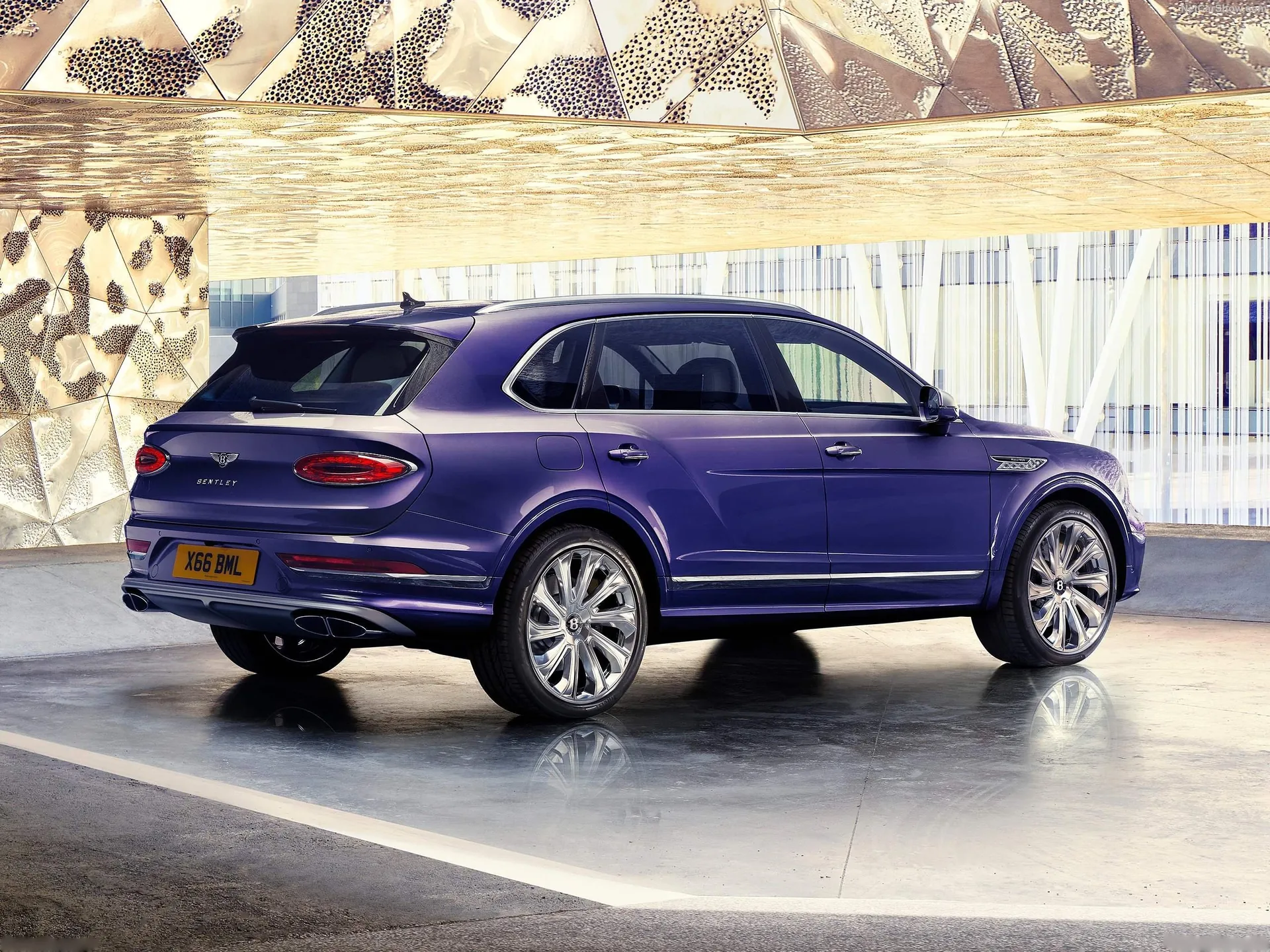 Bentley Bentayga EWB Mulliner (2024) – zadní tříčtvrteční pohled